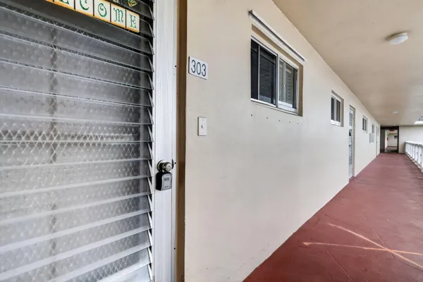 Property Slideshow image 2 of 25 | 2770 garden dr 303, Lake Worth, FL, 33461