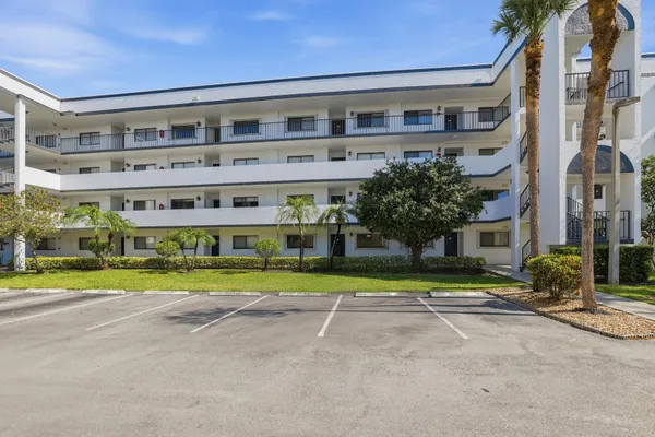 Property Slideshow image 2 of 28 | 4725 e lucerne lakes blvd blvd 114, Lake Worth, FL, 33467