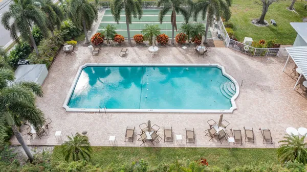 Property Slideshow image 2 of 27 | 320 n blvd 1b, Boynton Beach, FL, 33435