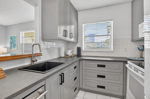 Property Slideshow image 2 of 97 | 492 tilford, Deerfield Beach, FL, 33442