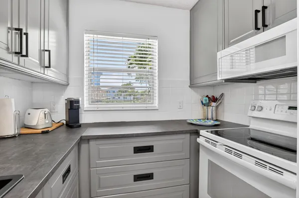 Property Slideshow image 3 of 97 | 492 tilford, Deerfield Beach, FL, 33442
