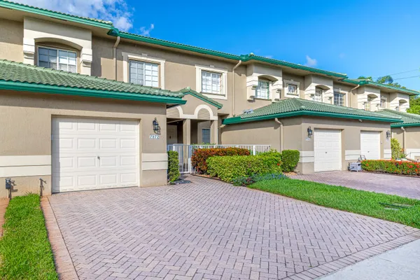 Property Slideshow image 2 of 32 | 7972 exeter blvd 101, Tamarac, FL, 33321