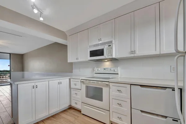 Property Slideshow image 2 of 27 | 4640 lucerne lakes blvd 502, Lake Worth, FL, 33467