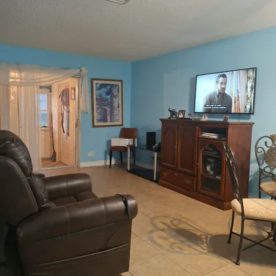 Property Slideshow image 2 of 21 | 2569 dudley dr d, West Palm Beach, FL, 33415