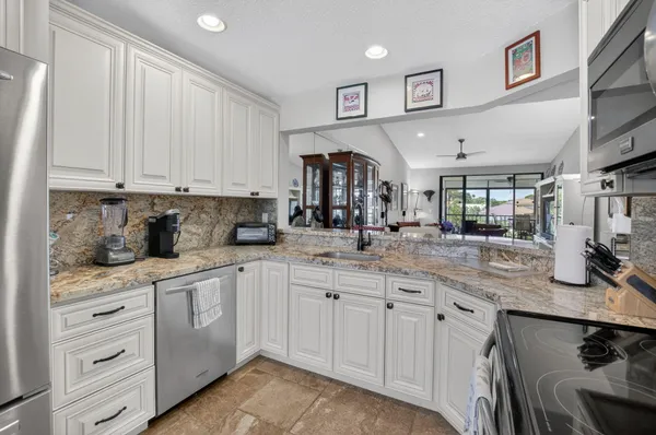 Property Slideshow image 3 of 101 | 7701 glendevon ln 1907, Delray Beach, FL, 33446