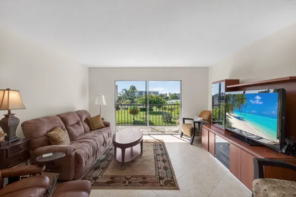 Property Slideshow image 2 of 40 | 7006 huntington ln 404, Delray Beach, FL, 33446