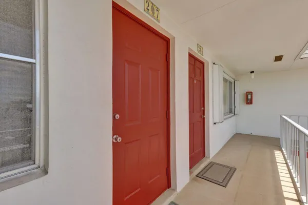 Property Slideshow image 2 of 34 | 3120 cynthia ln 207, Lake Worth Beach, FL, 33461