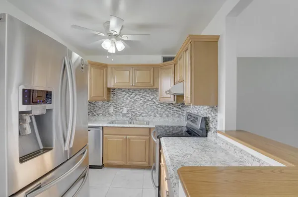 Property Slideshow image 3 of 24 | 136 somerset g g, West Palm Beach, FL, 33417