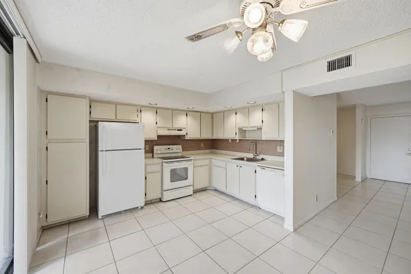 Property Slideshow image 3 of 21 | 5370 las verdes cir 219, Delray Beach, FL, 33484