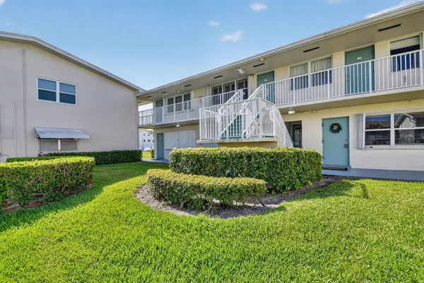 Property Slideshow image 2 of 30 | 600 horizon w 207, Boynton Beach, FL, 33435