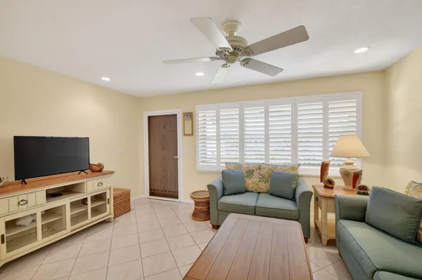 Property Slideshow image 3 of 30 | 600 horizon w 207, Boynton Beach, FL, 33435