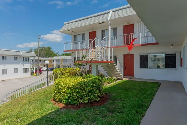 Property Slideshow image 2 of 34 | 3120 cynthia ln 115, Lake Worth Beach, FL, 33461
