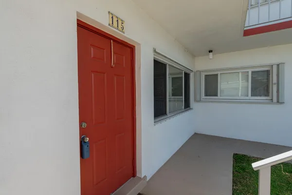 Property Slideshow image 3 of 34 | 3120 cynthia ln 115, Lake Worth Beach, FL, 33461