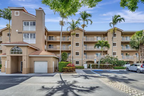 Property Slideshow image 2 of 75 | 5842 crystal shores dr 105, Boynton Beach, FL, 33437