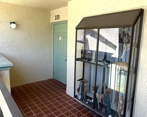 Property Slideshow image 2 of 52 | 5055 oakhill ln 221, Delray Beach, FL, 33484