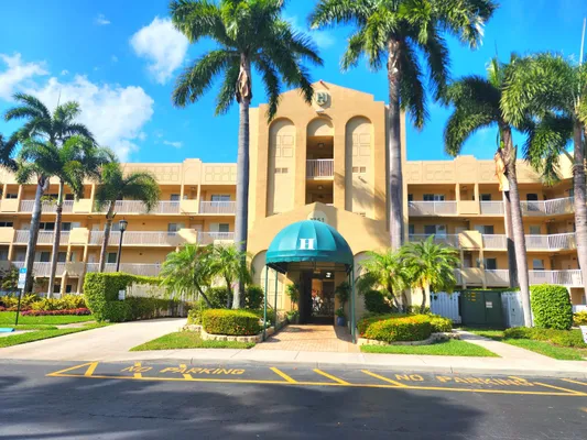 Property Slideshow image 2 of 32 | 7751 southampton ter 215, Tamarac, FL, 33321