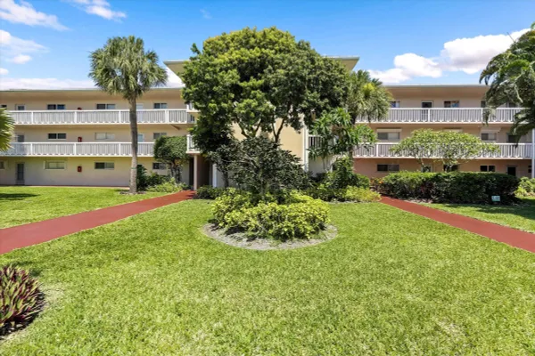 Property Slideshow image 2 of 38 | 2856 s garden dr dr 212, Lake Worth, FL, 33461