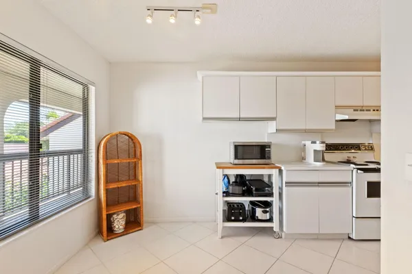 Property Slideshow image 3 of 29 | 5380 cedar lake dr 303, Boynton Beach, FL, 33437