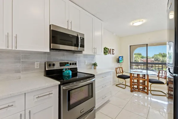 Property Slideshow image 3 of 33 | 5380 cedar lake dr 304, Boynton Beach, FL, 33437
