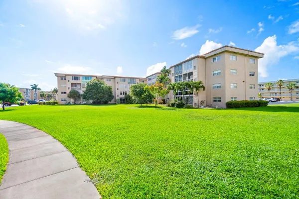 Property Slideshow image 2 of 44 | 2615 ne 1st ct 410, Boynton Beach, FL, 33435