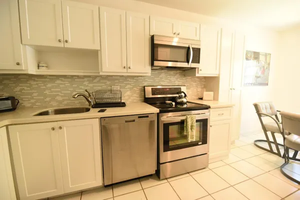Property Slideshow image 2 of 18 | 11 southport ln h, Boynton Beach, FL, 33436