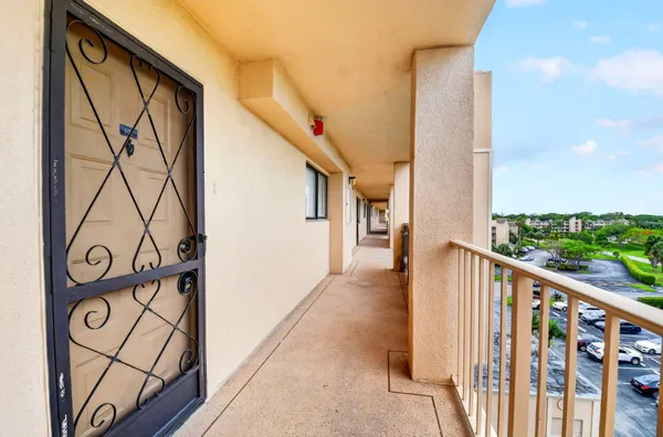 Property Slideshow image 2 of 43 | 6866 huntington ln 602, Delray Beach, FL, 33446