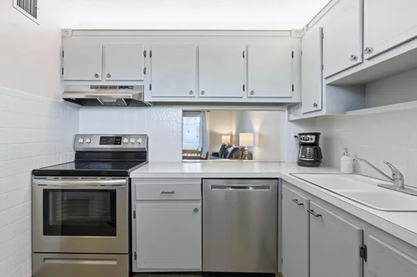 Property Slideshow image 2 of 28 | 2534 garden dr 203, Lake Worth, FL, 33461