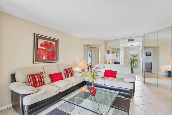 Property Slideshow image 3 of 30 | 3951 via poinciana 511, Greenacres, FL, 33467