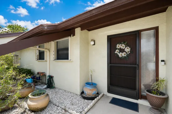 Property Slideshow image 3 of 31 | 272 beaver dam ct, Royal Palm Beach, FL, 33411