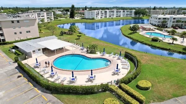 Property Slideshow image 2 of 18 | 210 e wellington e, West Palm Beach, FL, 33417