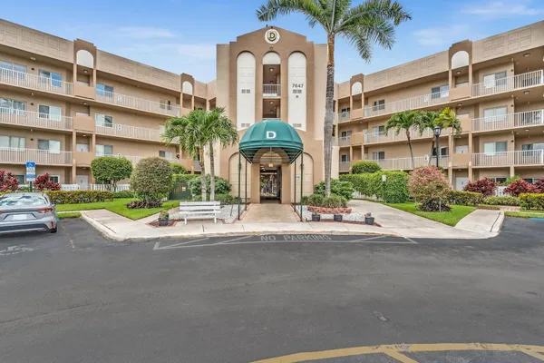 Property Slideshow image 2 of 75 | 7647 southampton ter 308, Tamarac, FL, 33321