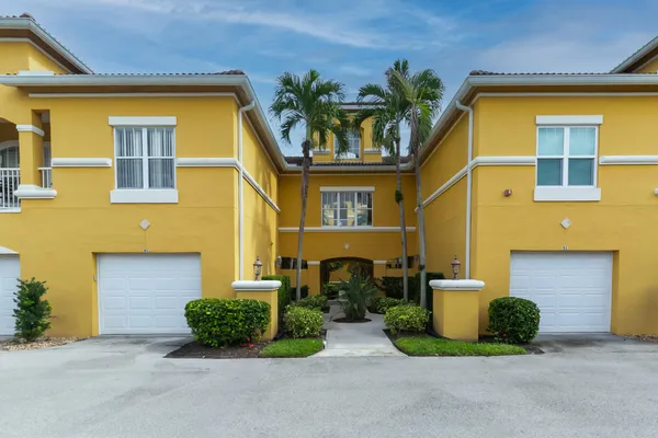 Property Slideshow image 2 of 26 | 5015 fairways cir 107, Vero Beach, FL, 32967