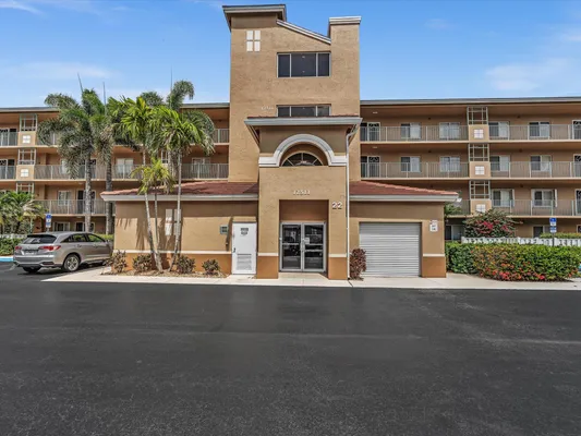 Property Slideshow image 3 of 52 | 12511 imperial isle dr 402, Boynton Beach, FL, 33437