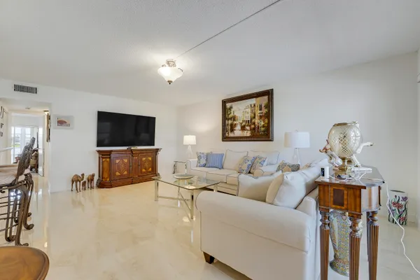 Property Slideshow image 3 of 18 | 210 e wellington e, West Palm Beach, FL, 33417