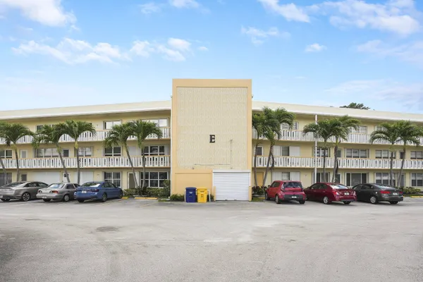 Property Slideshow image 3 of 22 | 210 wellington e, West Palm Beach, FL, 33417