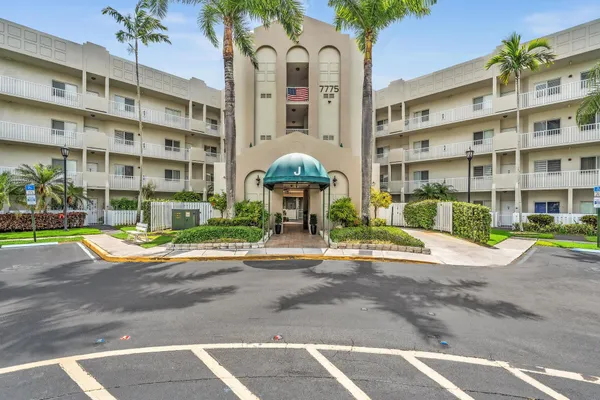 Property Slideshow image 2 of 76 | 7775 southampton ter 307, Tamarac, FL, 33321