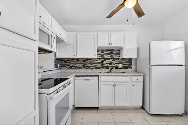 Property Slideshow image 3 of 45 | 201 oxford 600 600, West Palm Beach, FL, 33417