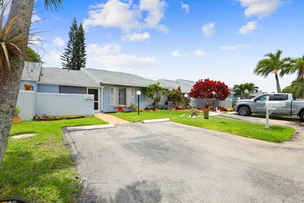 Property Slideshow image 3 of 28 | 4325 lucerne villas ln, Greenacres, FL, 33467