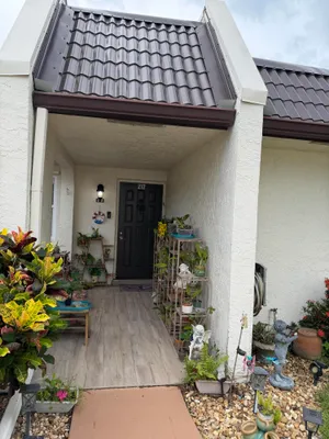 Property Slideshow image 3 of 44 | 212 lake susan ln, West Palm Beach, FL, 33411