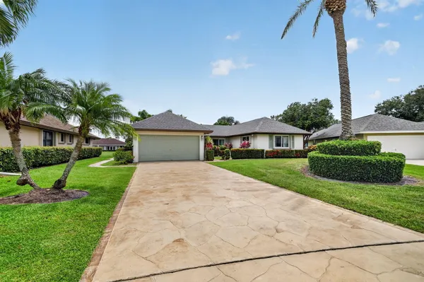 Property Slideshow image 2 of 47 | 10460 greentrail dr, Boynton Beach, FL, 33436