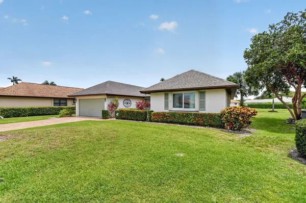 Property Slideshow image 3 of 47 | 10460 greentrail dr, Boynton Beach, FL, 33436
