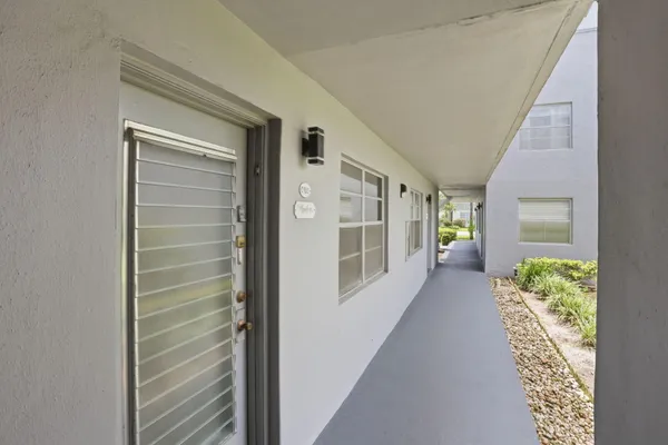 Property Slideshow image 2 of 40 | 100 flanders, Delray Beach, FL, 33484