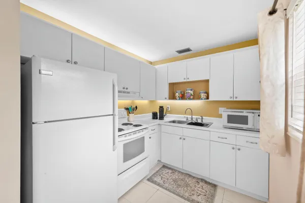 Property Slideshow image 3 of 17 | 2600 se ocean blvd w5, Stuart, FL, 34996
