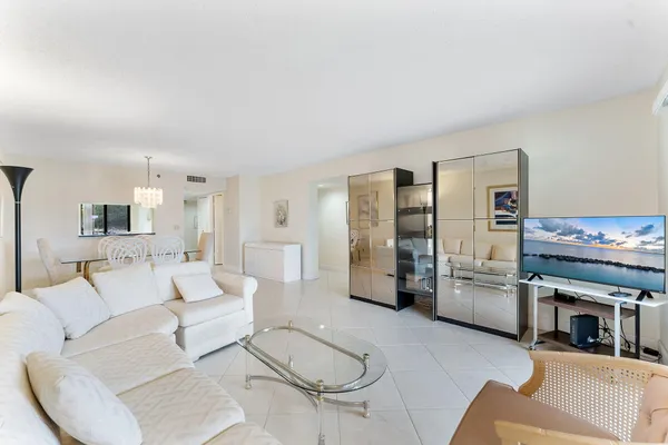 Property Slideshow image 2 of 43 | 7260 kinghurst dr 205, Delray Beach, FL, 33446