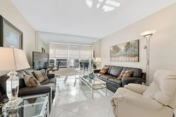Property Slideshow image 2 of 18 | 2900 nw 47th ter 304b, Lauderdale Lakes, FL, 33313