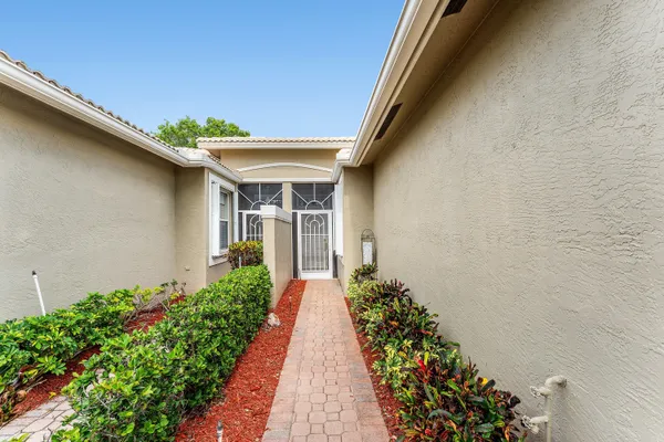 Property Slideshow image 3 of 47 | 10760 royal caribbean cir, Boynton Beach, FL, 33437