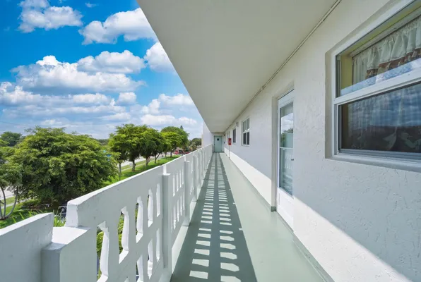 Property Slideshow image 2 of 21 | 205 se 11th ter 403, Dania Beach, FL, 33004