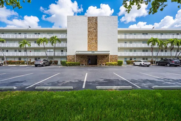 Property Slideshow image 3 of 21 | 205 se 11th ter 403, Dania Beach, FL, 33004