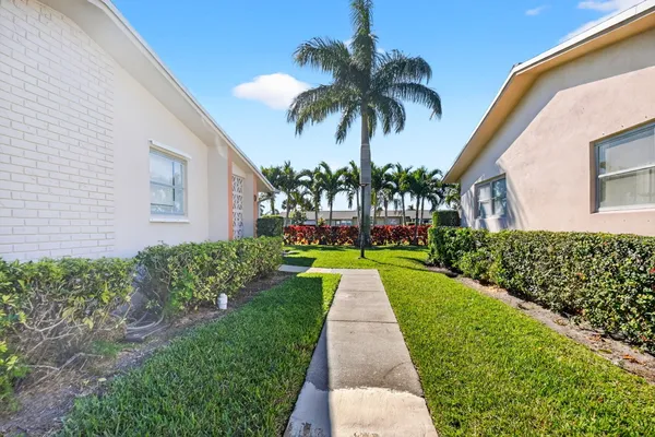 Property Slideshow image 3 of 31 | 2783 dudley dr d, West Palm Beach, FL, 33415
