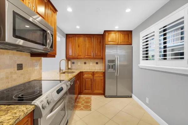 Property Slideshow image 3 of 27 | 5190 las verdes cir 108, Delray Beach, FL, 33484